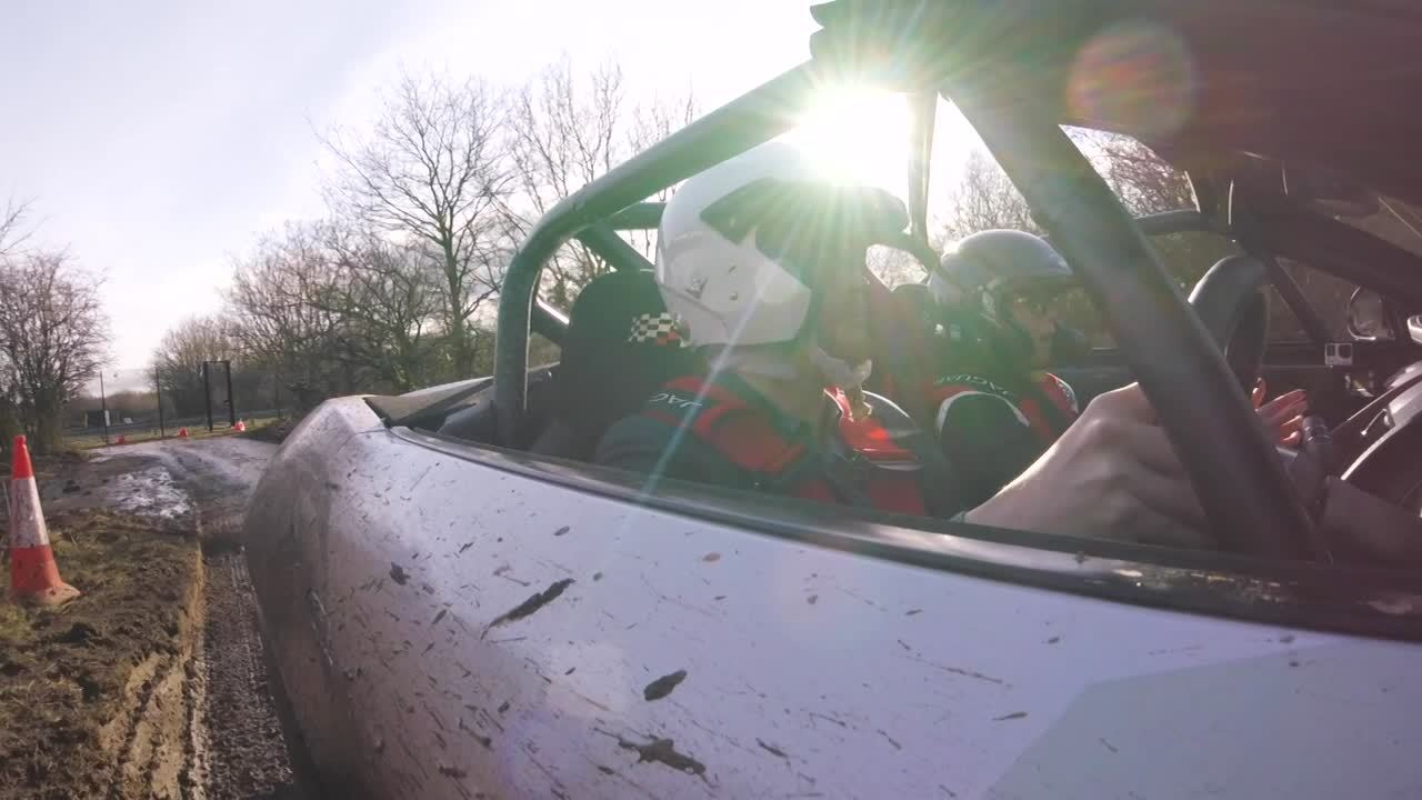 Im Jaguar F-Type RallyCar durch den Matsch