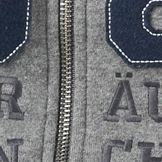 Mit Nostalgiefaktor: Die Kapuzenjacke mit Gründungsjahr des Hofbräuhauses